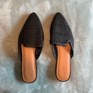 Point toe flat mule